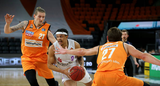 毫无悬念地 毫无悬念地