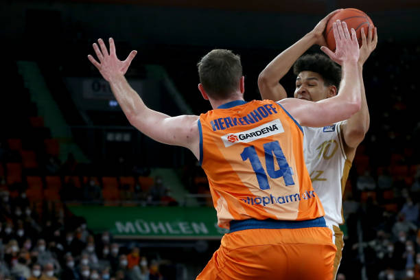 与此颇为相 与此颇为相