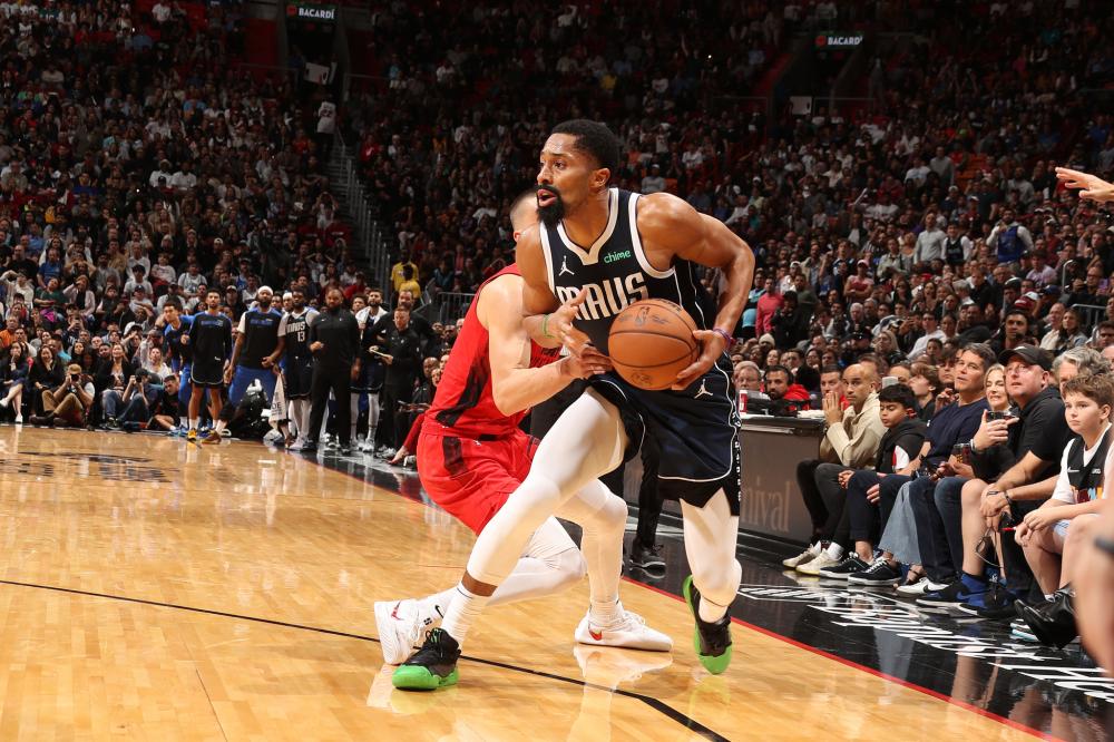 员在泳池中 员在泳池中